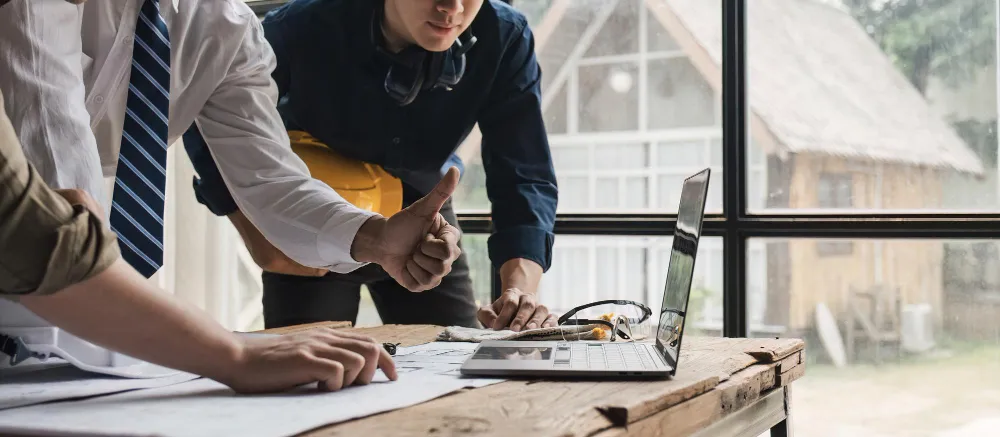 الفرق بين المقاول التقليدي ونموذج الأتعاب الثابتة في البناء